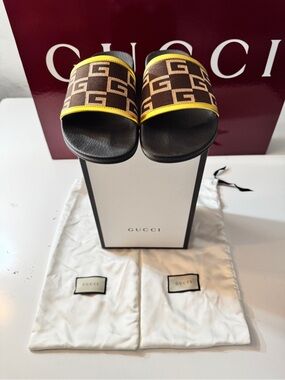 GUCCI SLIDES! Comes with Box and Dust Bags!
Excellent Condition!